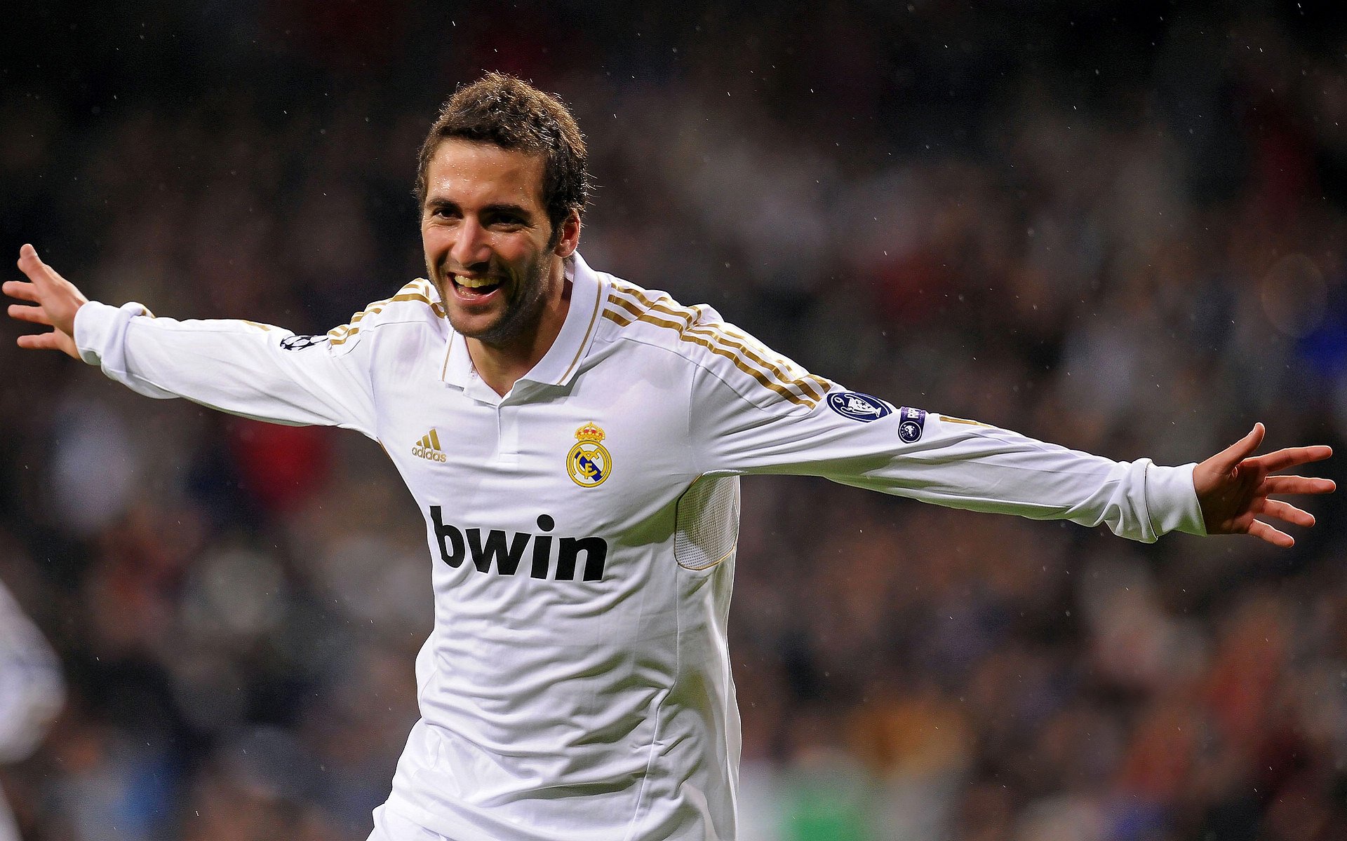 拜仁慕尼黑稳居德甲榜首,争夺多项冠军